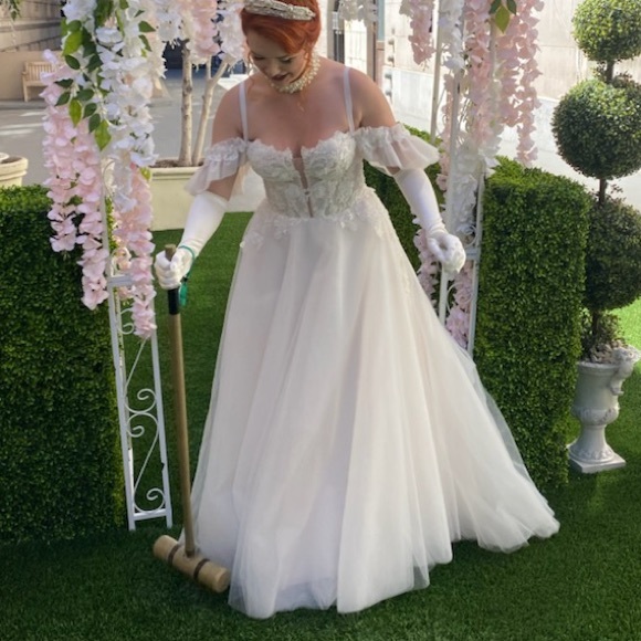 White floor length gown with cold shoulder sleeves and a train
Size 6 - Picture 3 of 7